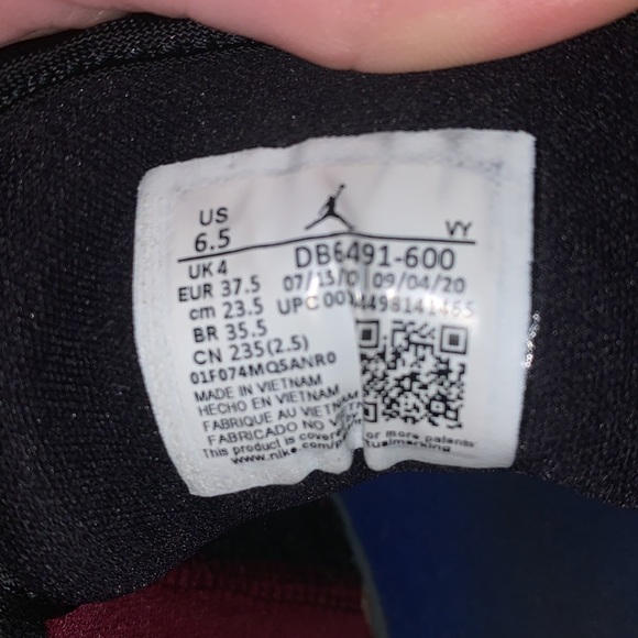 jordan 1 low rise SE maroon and black with gold charms on shoe laces - Picture 3 of 3